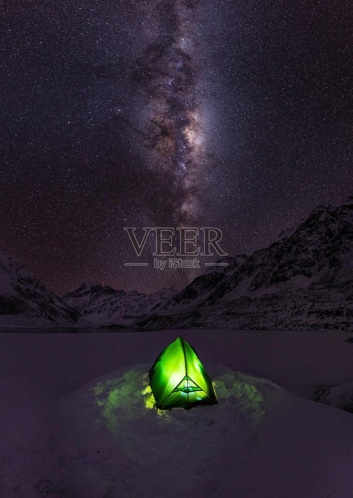 星空下白雪覆盖的田野上的高角度照明帐篷照片摄影图片