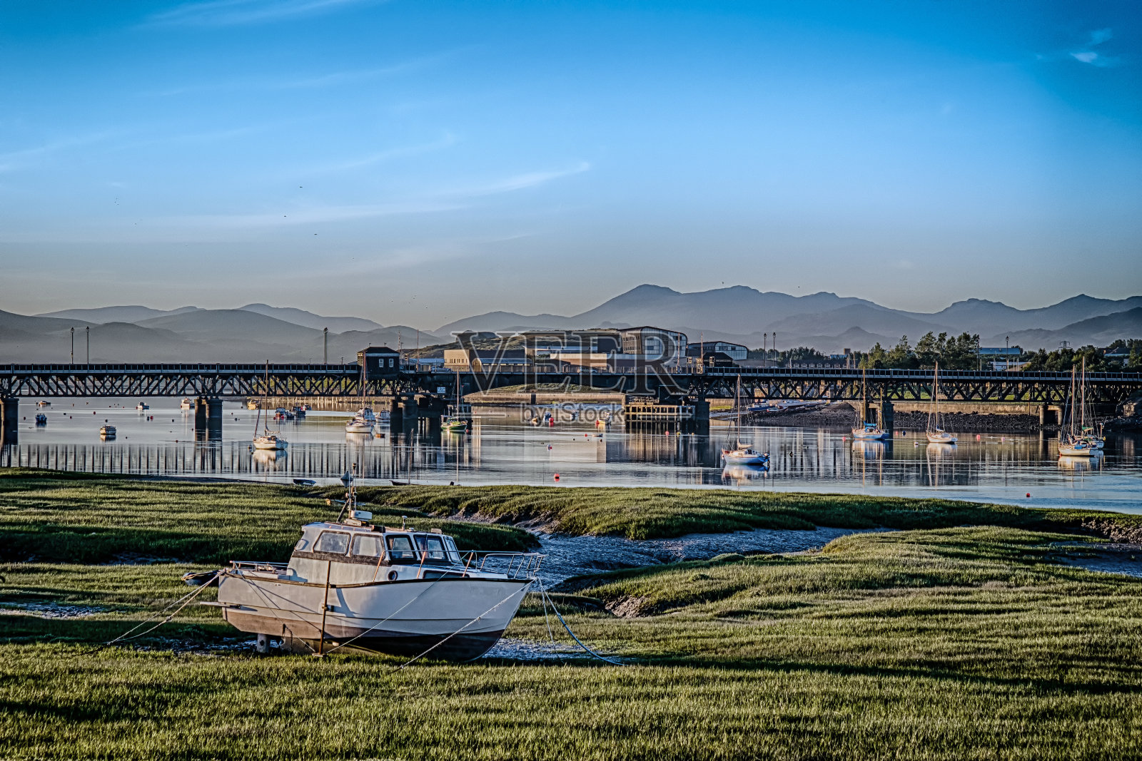 蓝天下的河景照片摄影图片