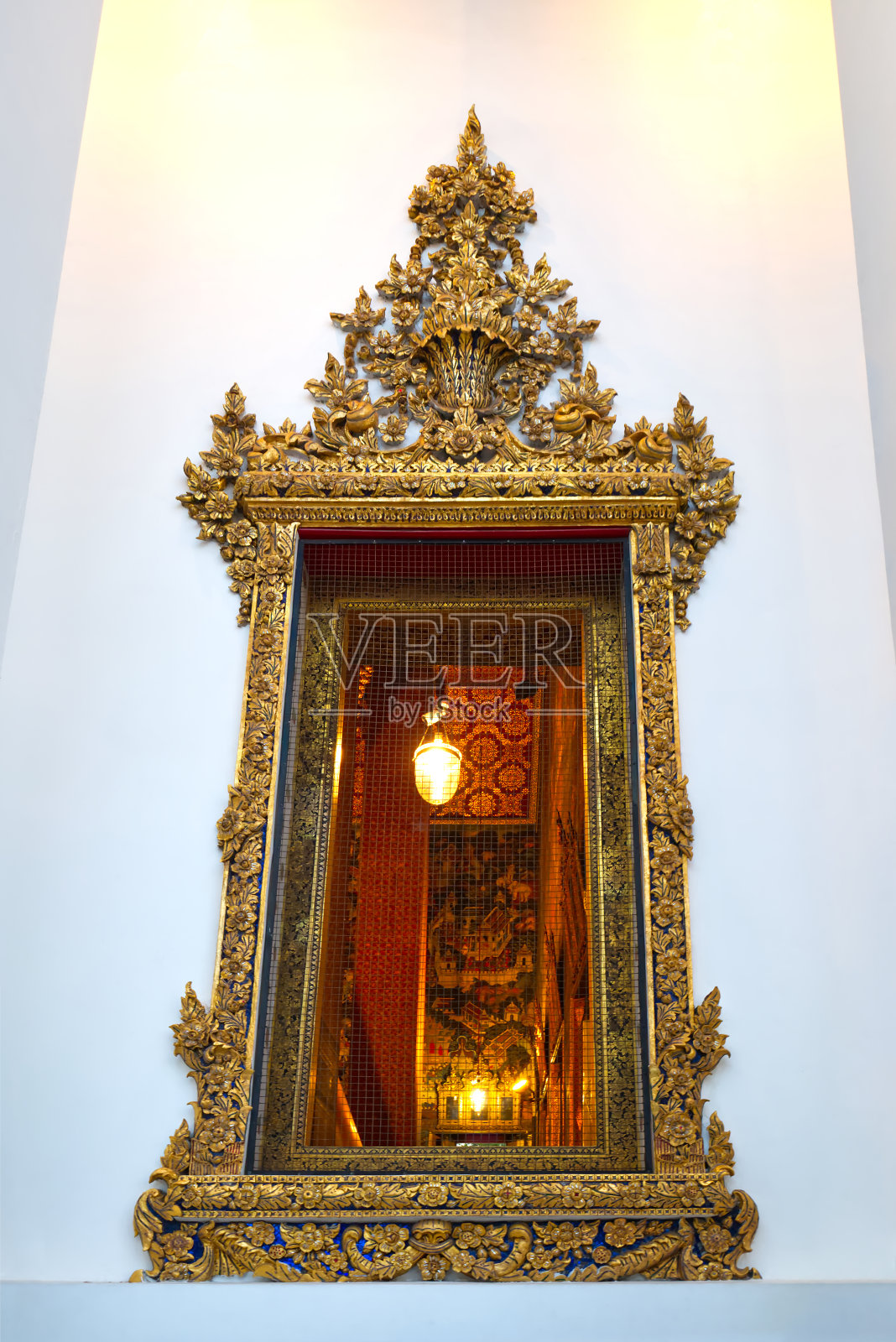 佛寺戒殿的窗户装饰有花灰泥图案和镀金藤蔓。照片摄影图片