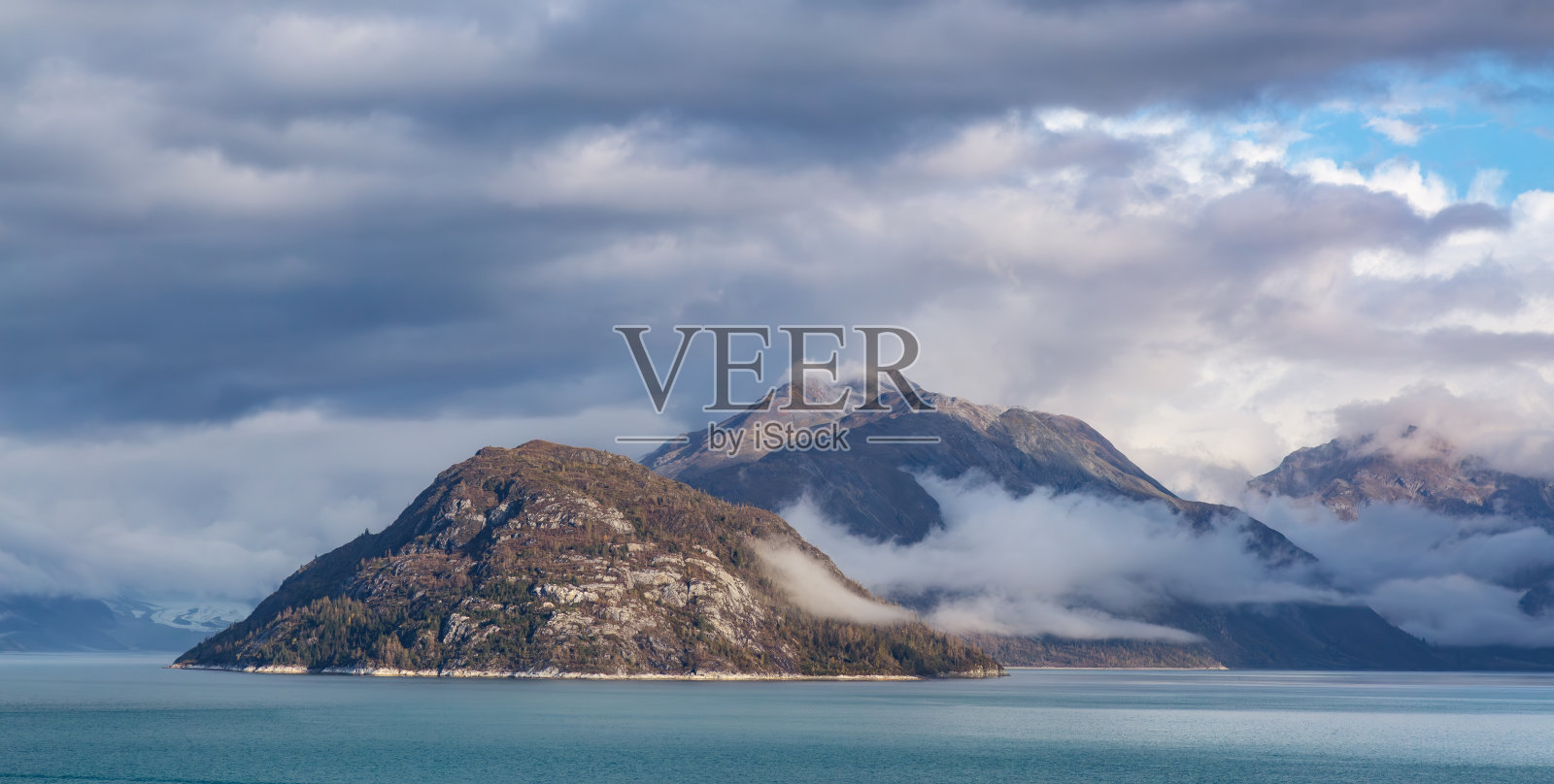 阿拉斯加海岸多云的早晨。自然背景照片摄影图片