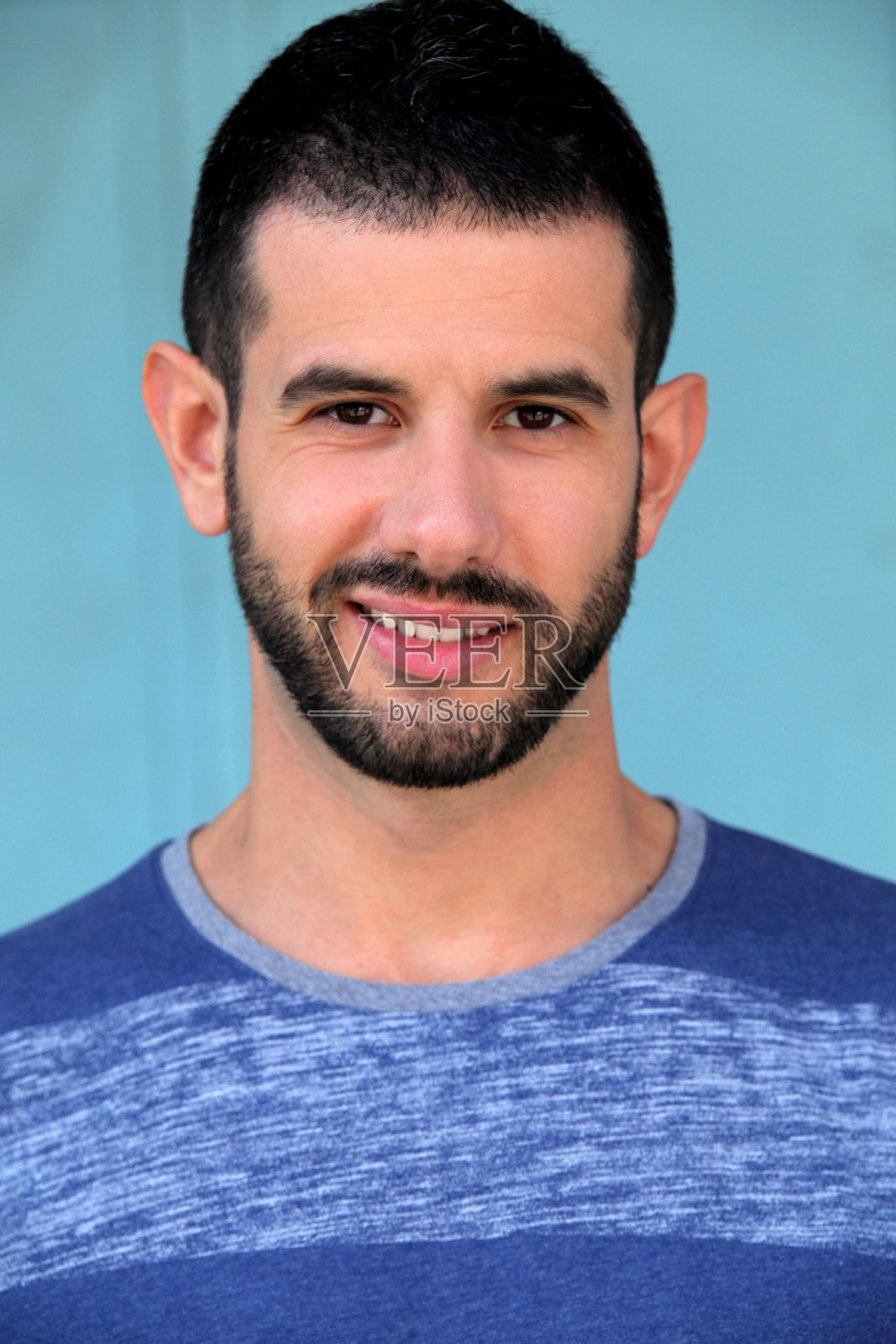 一个穿着条纹t恤的大胡子男人的肖像照片摄影图片