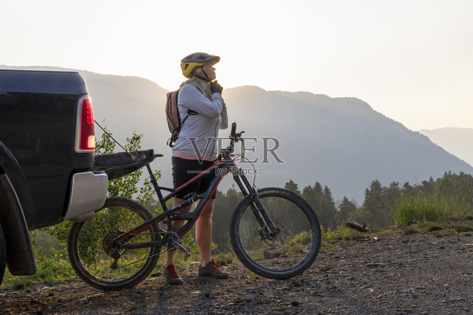 一个成熟的女人准备去骑山地自行车照片摄影图片