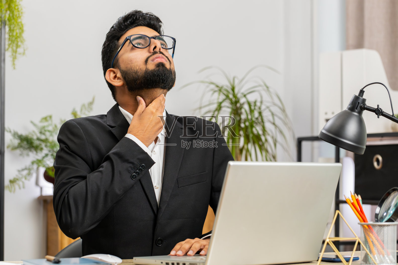 印度办公室商人感到身体不适,生病,喉咙痛,吞咽痛照片摄影图片