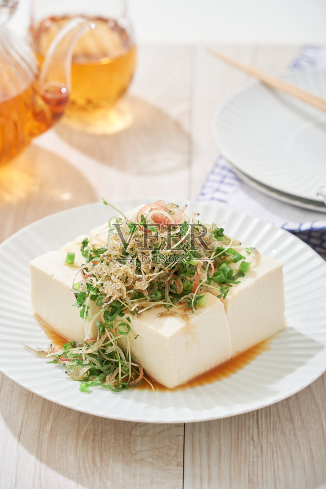 日本料理:冷豆腐配干沙丁鱼照片摄影图片