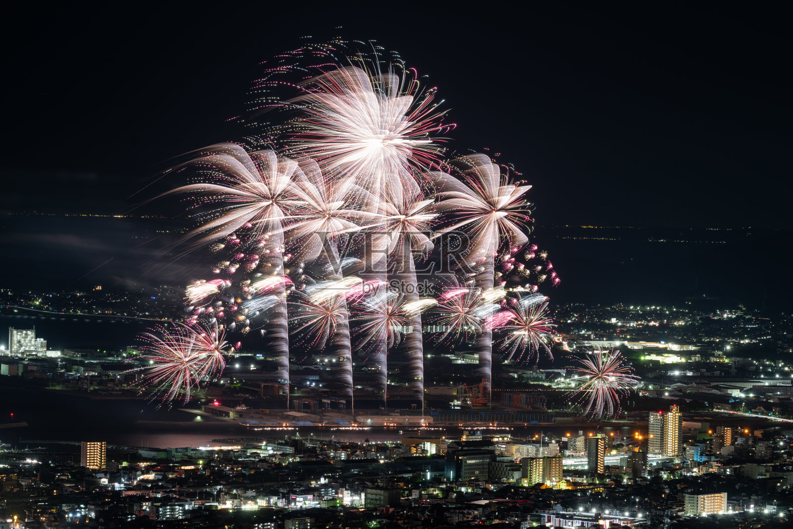 美丽的烟花在夏日的夜空中闪耀照片摄影图片