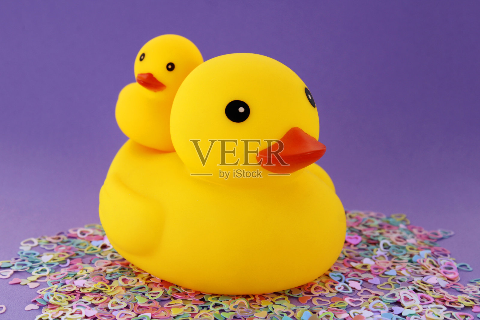 鸭妈妈把爱和保护给她的小鸭子,塑料玩具照片摄影图片