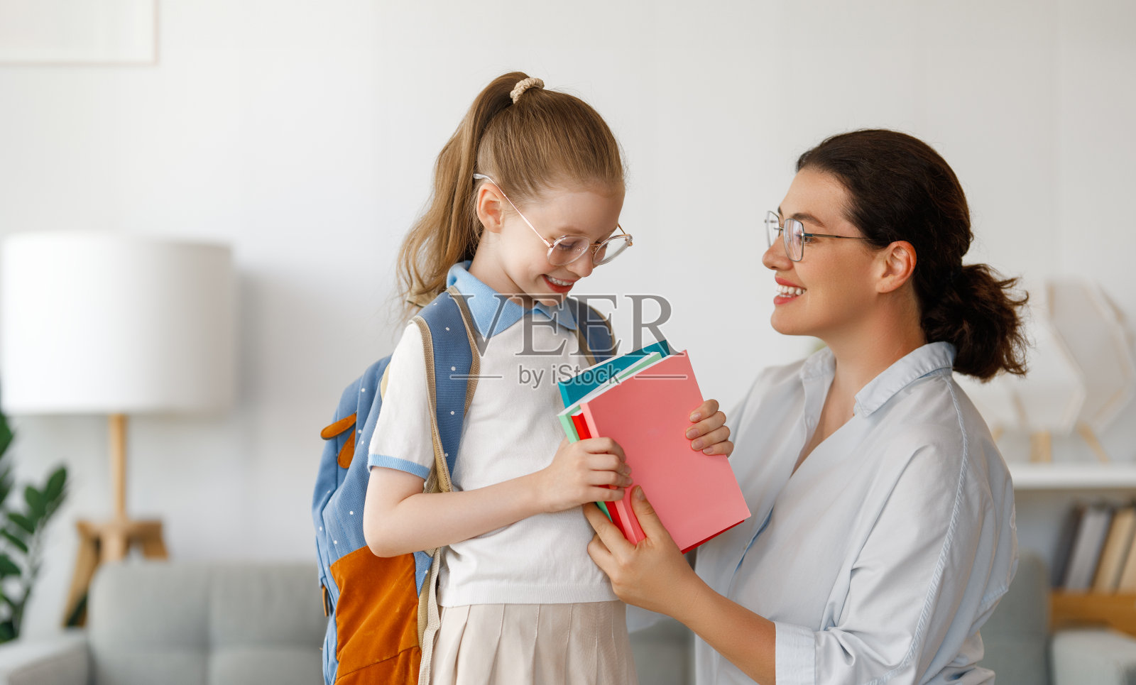 幸福的家庭准备上学照片摄影图片