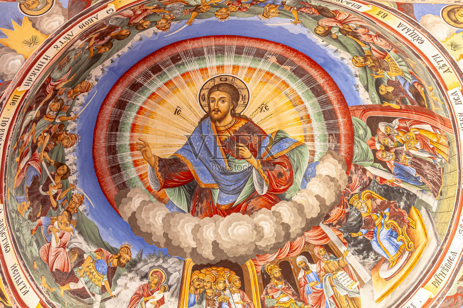 教堂正面的圣经场景和圣徒片段照片摄影图片