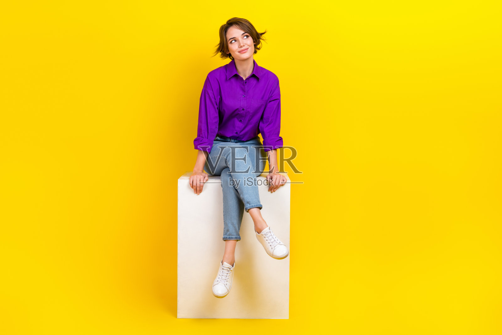 年轻女子看向空白处,身穿时尚紫色休闲服装照片摄影图片