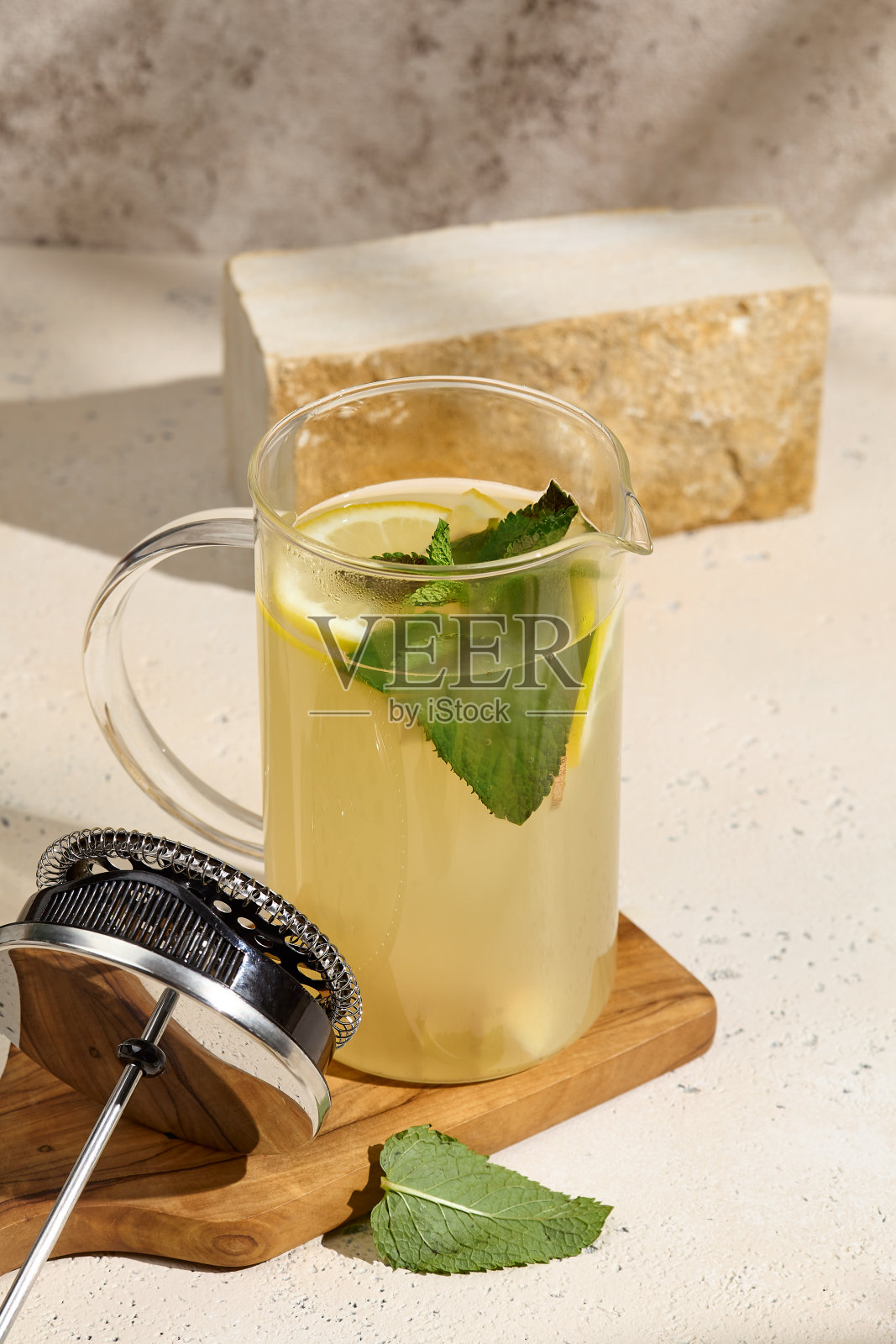 清爽的柠檬,薄荷和姜茶在一个透明的玻璃罐照片摄影图片