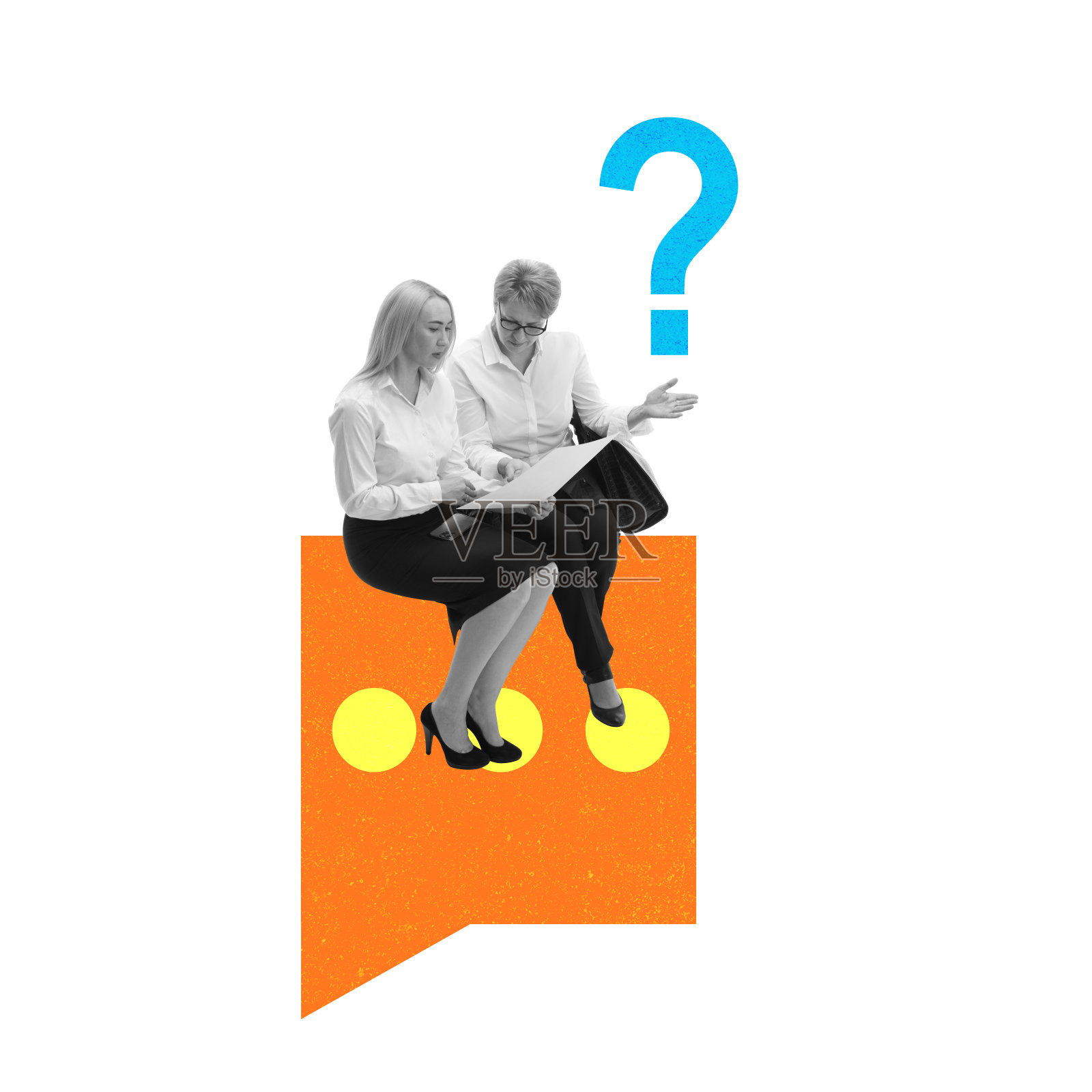 两个女同事坐在问号旁边讨论文件项目。当代艺术拼贴。照片摄影图片