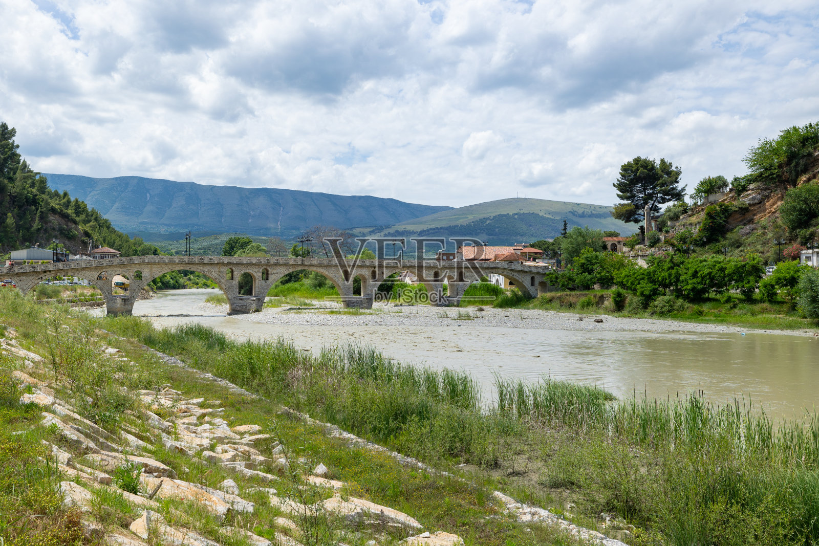 在阿尔巴尼亚中部城市培拉特,戈里察大桥和奥苏姆河沿岸的奥斯曼房屋的美景照片摄影图片