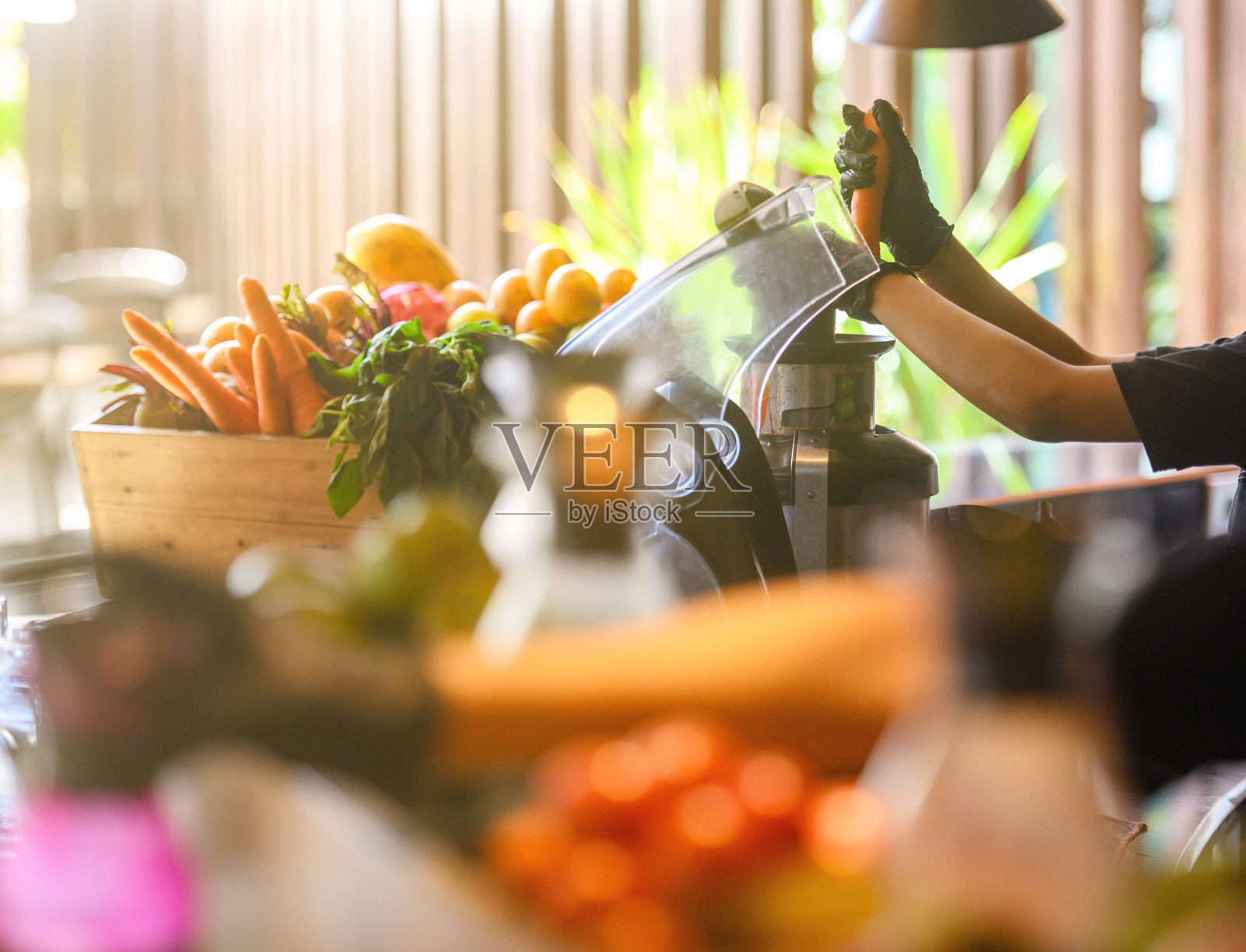 制作有机果汁照片摄影图片