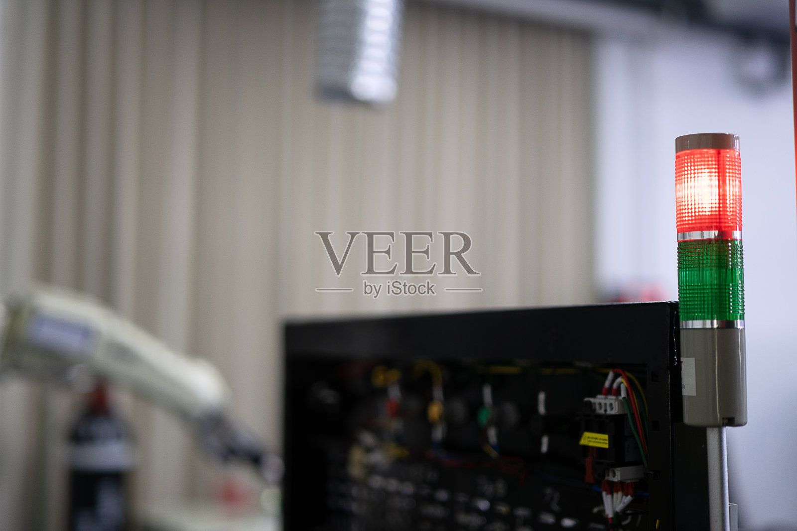 车间自动机械臂警示灯正在移动。照片摄影图片