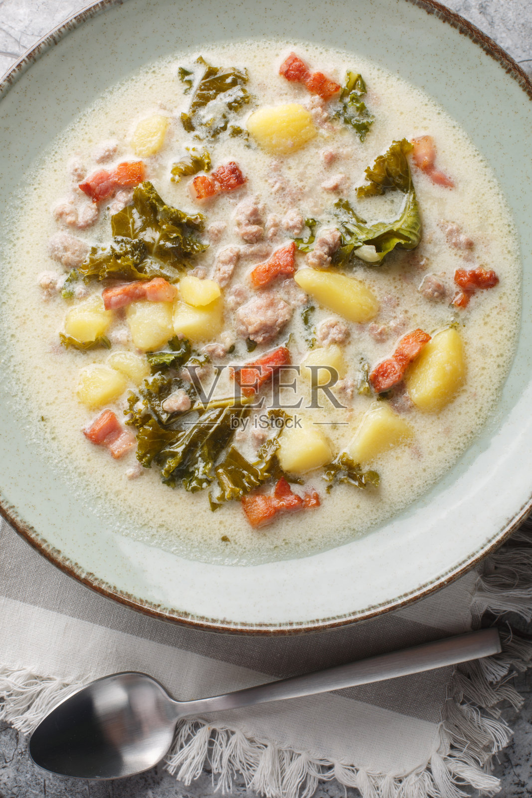 肉质柔滑的祖帕托斯卡那汤,配上意大利香肠、培根和蔬菜。垂直俯视图照片摄影图片