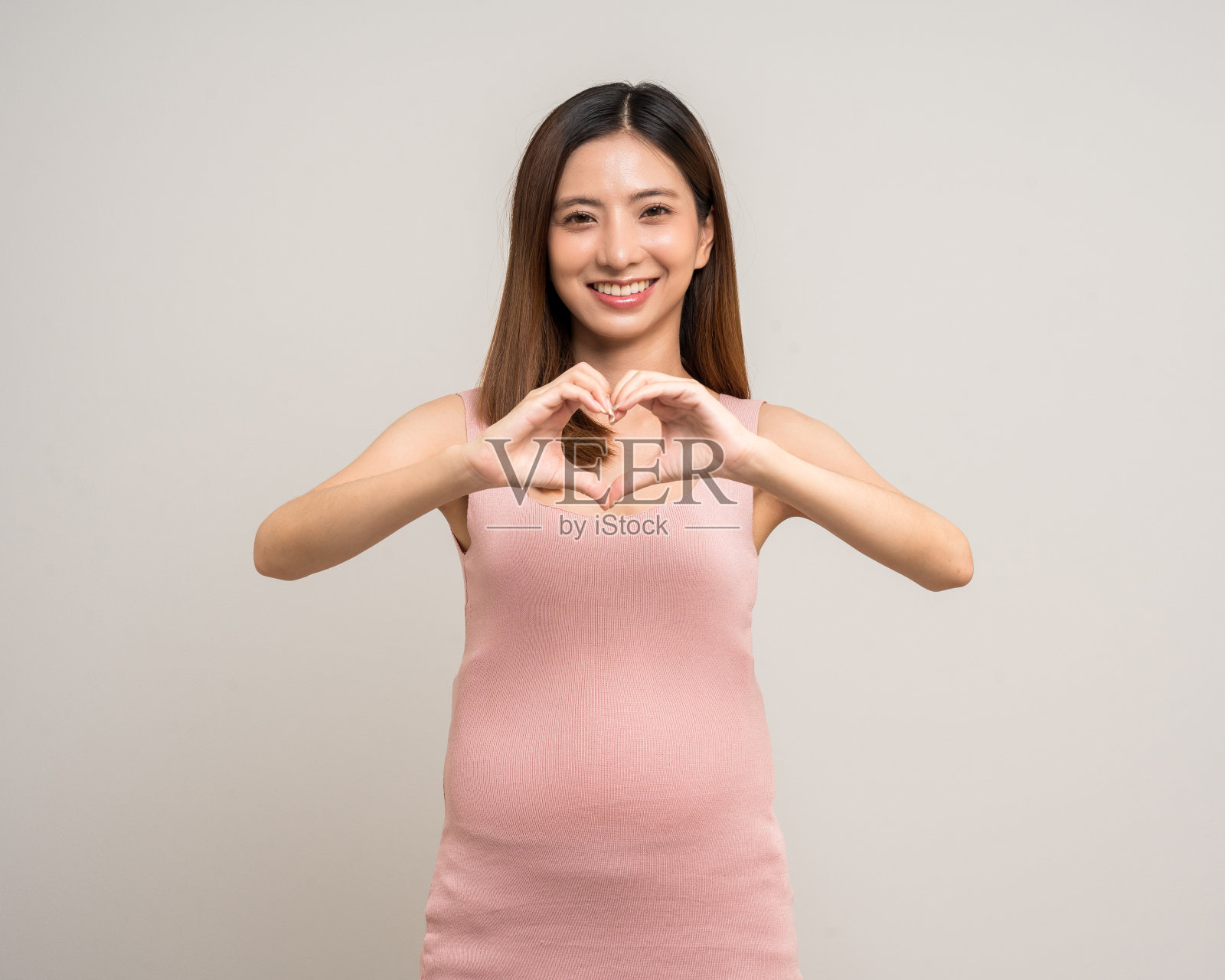 快乐怀孕的亚洲妇女抚摸抚摸腹部母亲孤立的背景。计划生育、生育和怀孕以及儿童健康保险。照片摄影图片