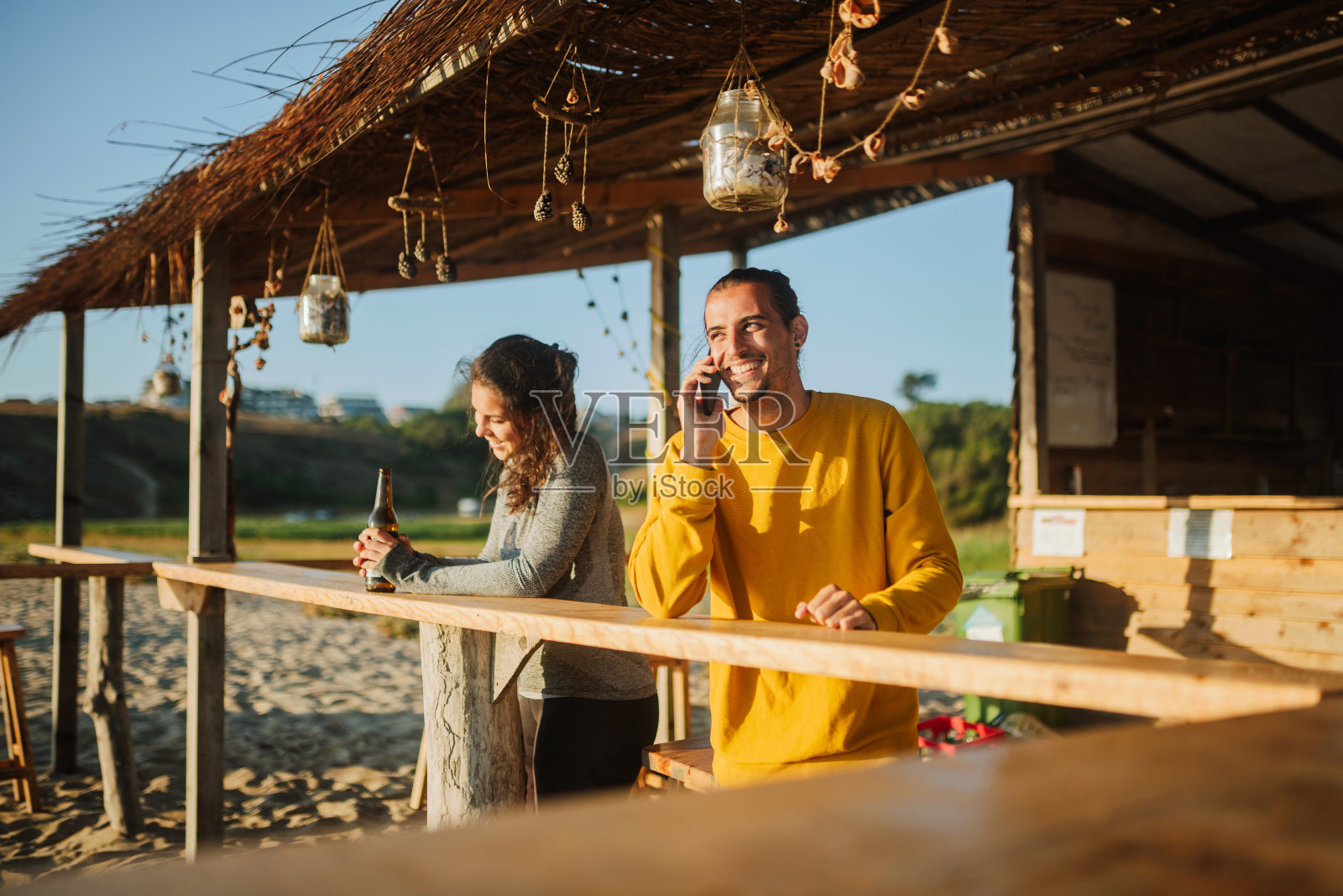 一对兴高采烈的情侣在海滩酒吧自拍照片摄影图片