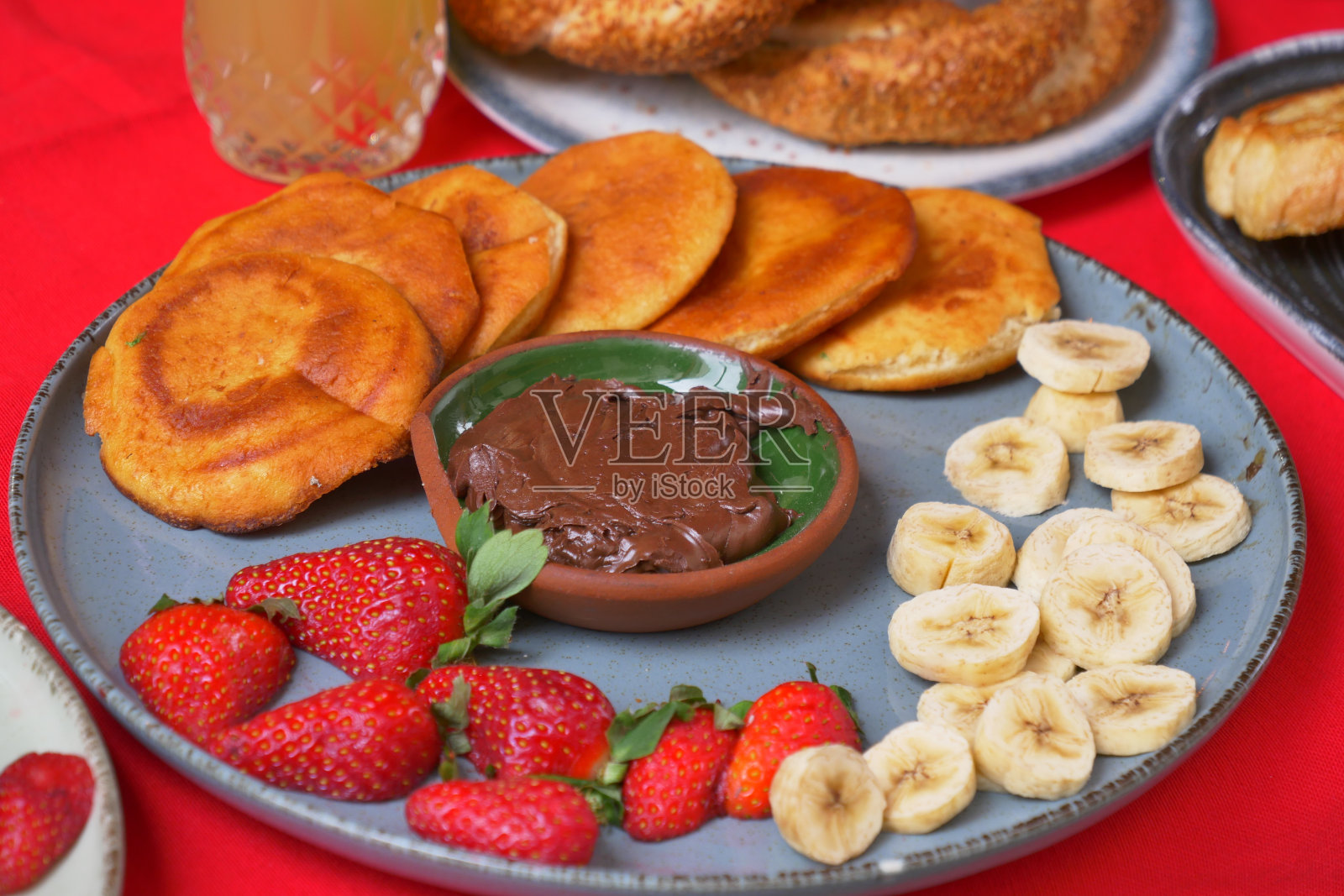 平底蛋糕配香蕉和草莓照片摄影图片