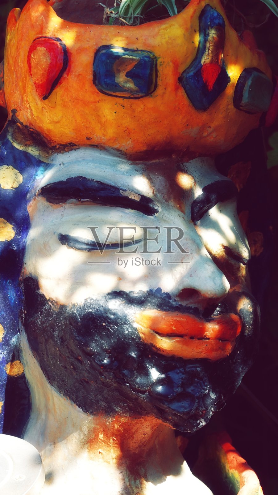 用于花园装饰的装饰性陶瓷雕像照片摄影图片