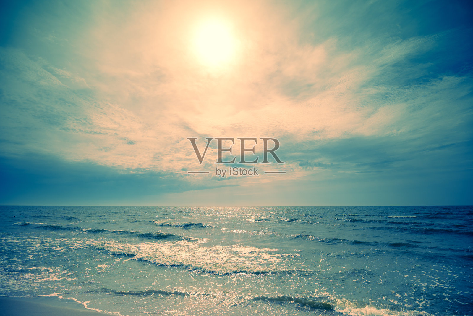 清晨的海景。海面上的日出。自然景观照片摄影图片