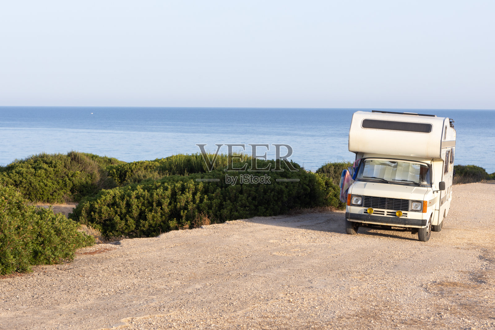 露营车俯瞰宁静的海岸景观照片摄影图片