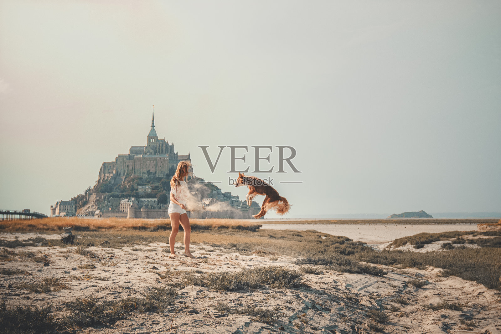 年轻女子在圣米歇尔山度假照片摄影图片