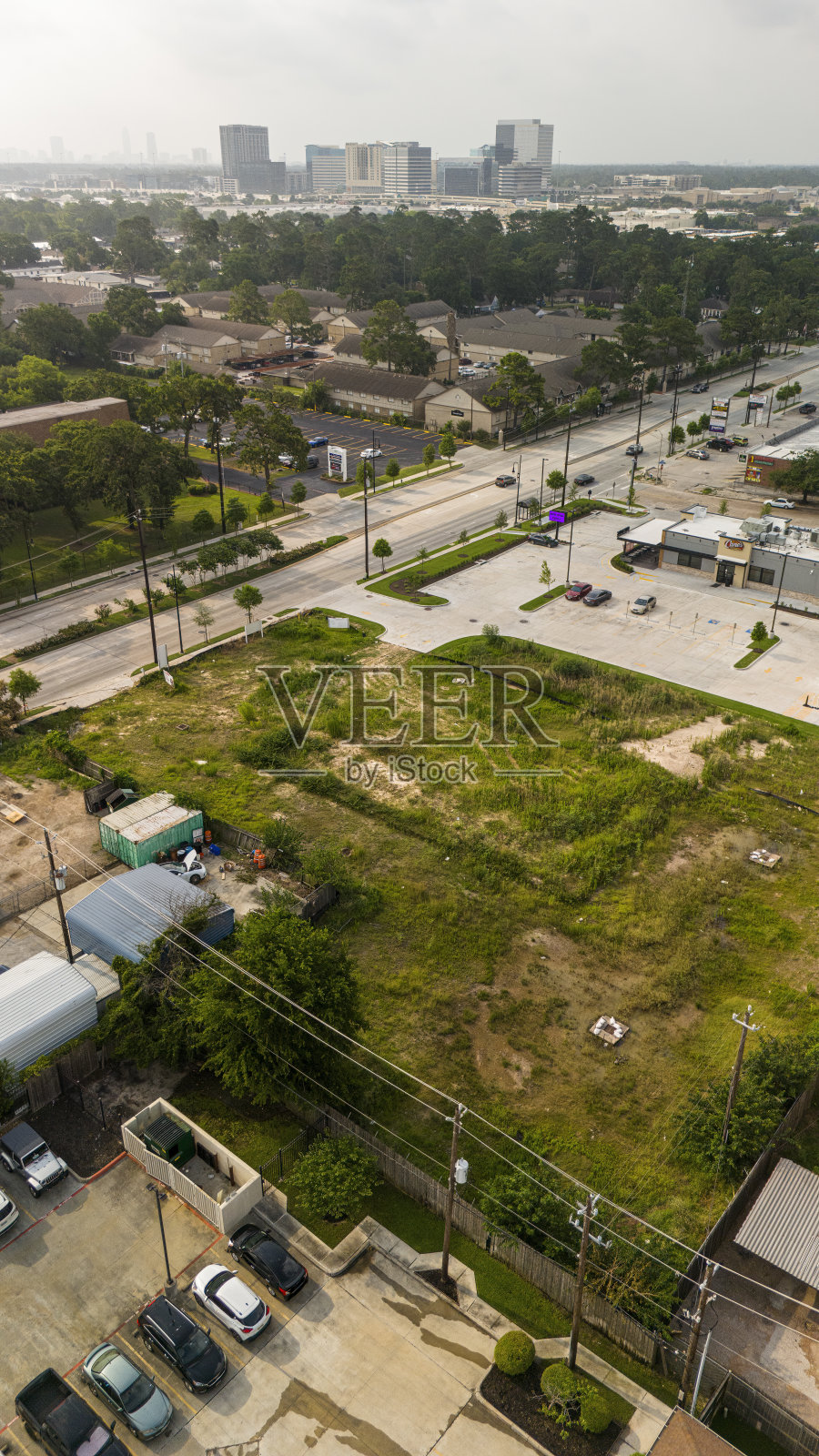 住宅休斯敦的中产阶级化,德克萨斯州。住宅春分支地区与休斯顿高耸的天际线并列。等待未来建设的空地。照片摄影图片