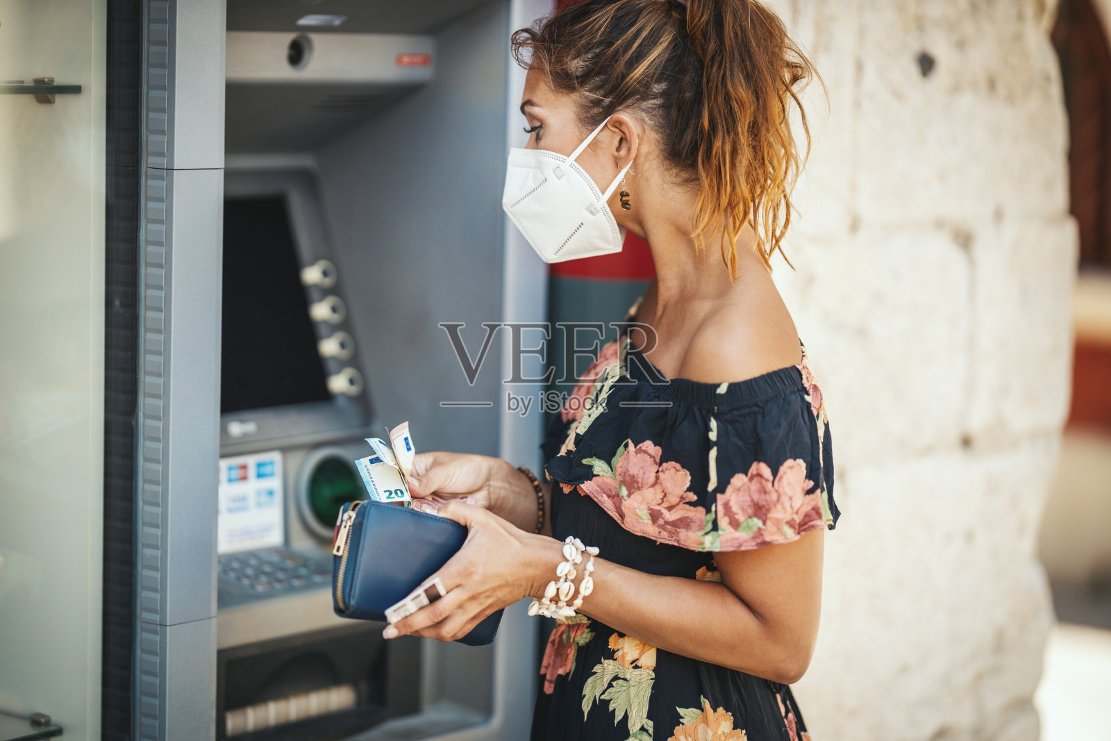 获得一些现金照片摄影图片