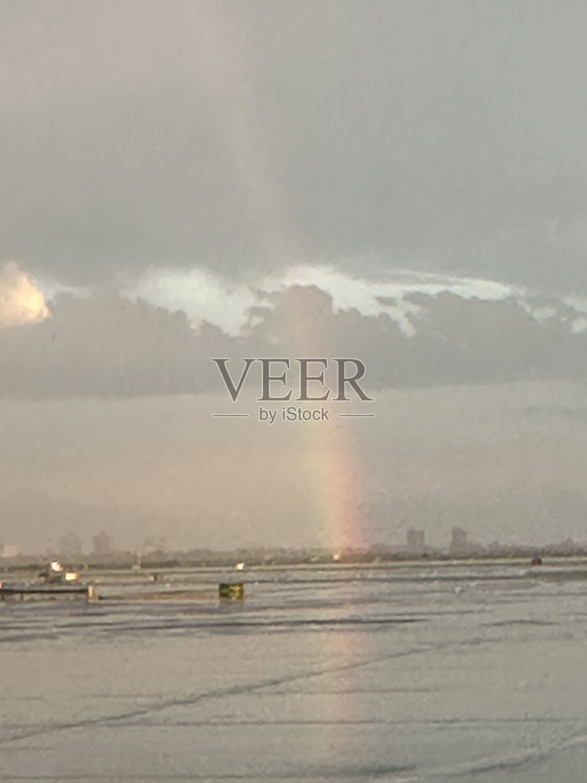 跑道上的彩虹照片摄影图片