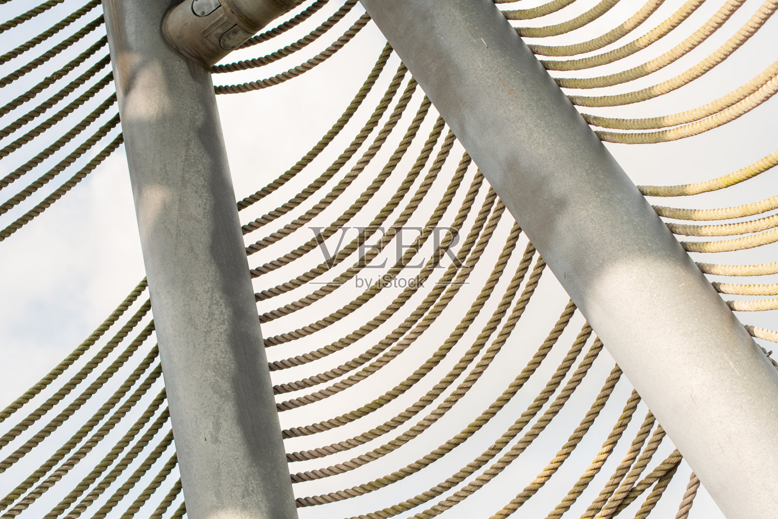 几排编织的绳子对角地衬着绿叶,有纹理的背景,楼梯栏杆,一部分栅栏照片摄影图片