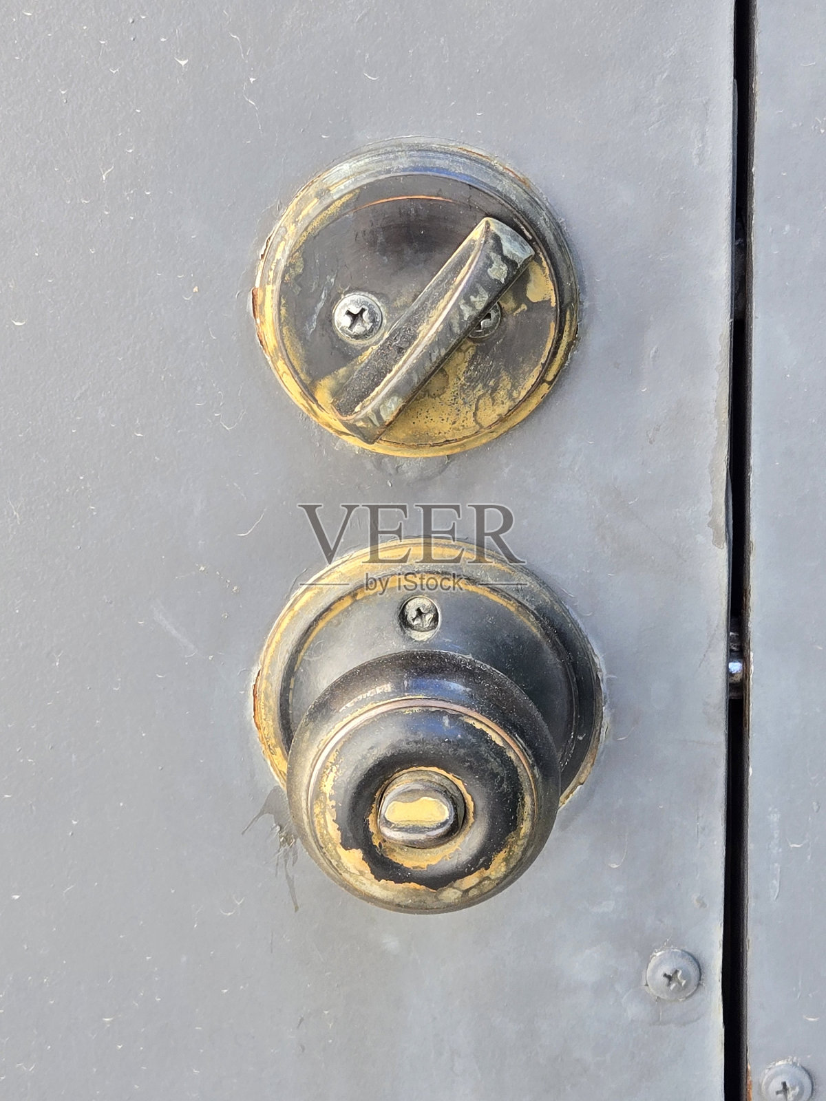 粗糙的门把手和锁照片摄影图片