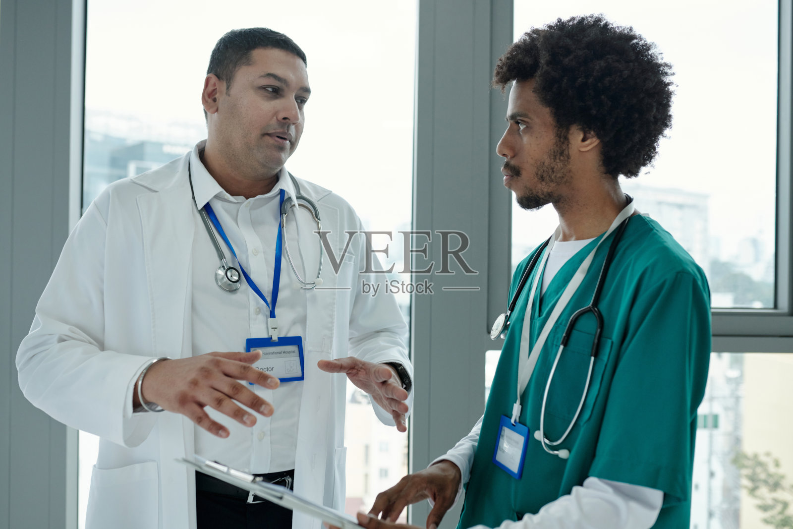 医生与护士讨论诊断照片摄影图片