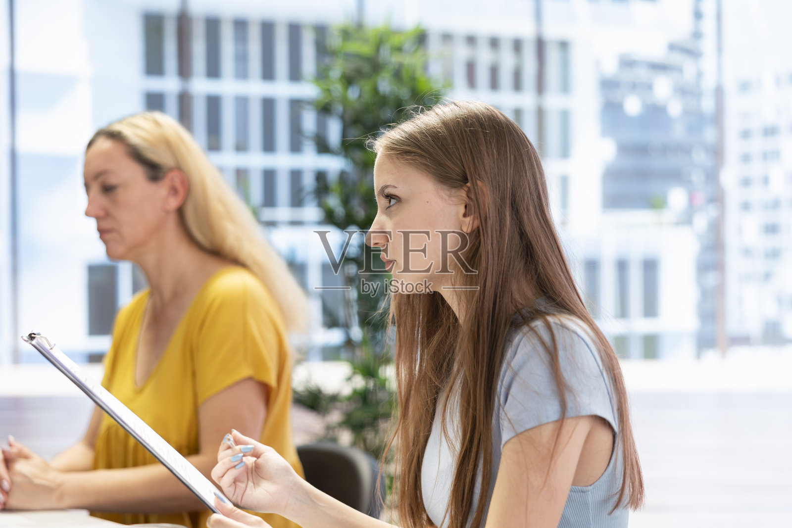 Z世代年轻人正在查看个性化的财务规划指南照片摄影图片