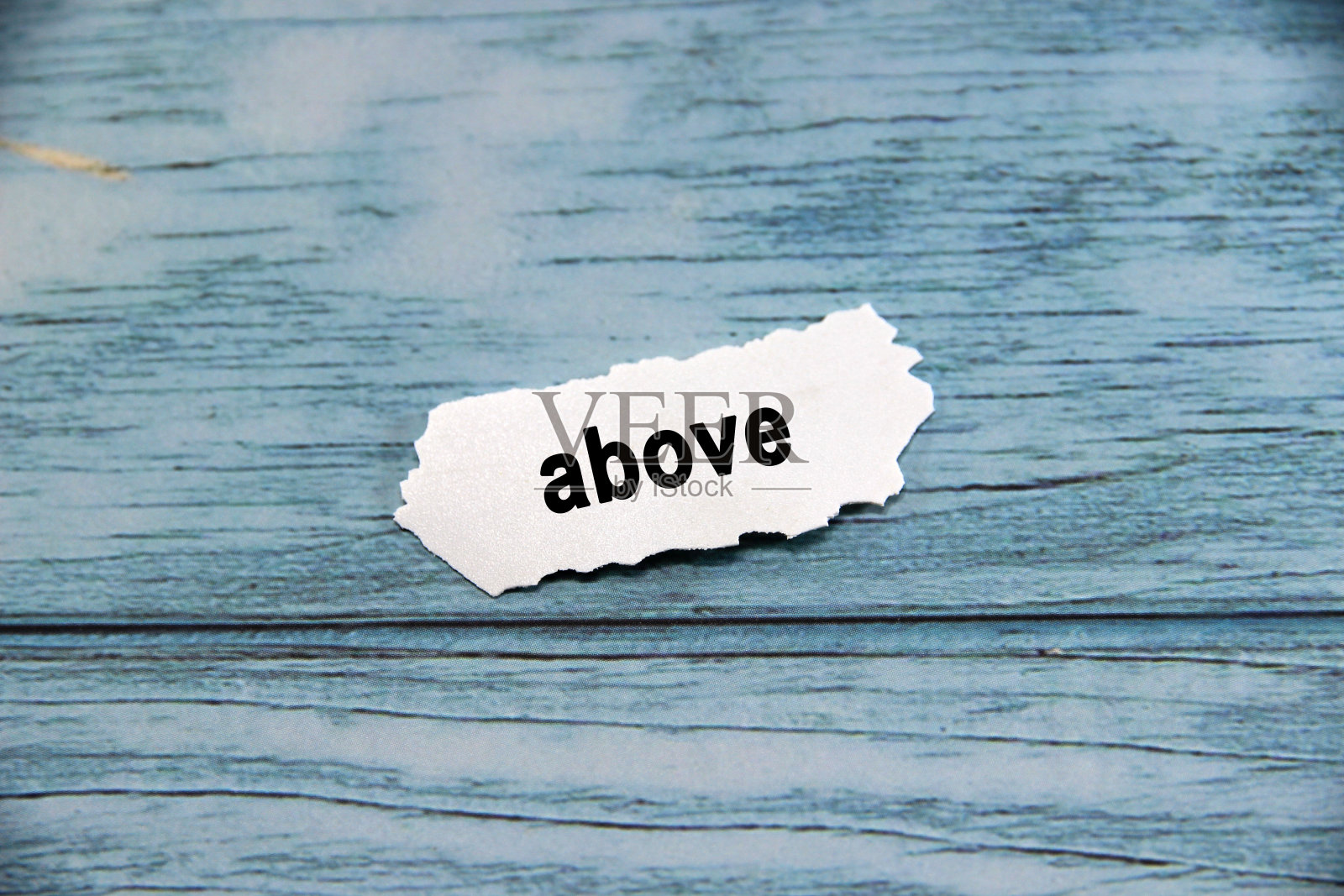 文字或消息短词英文信件在白纸上与蓝色的图案背景。照片摄影图片