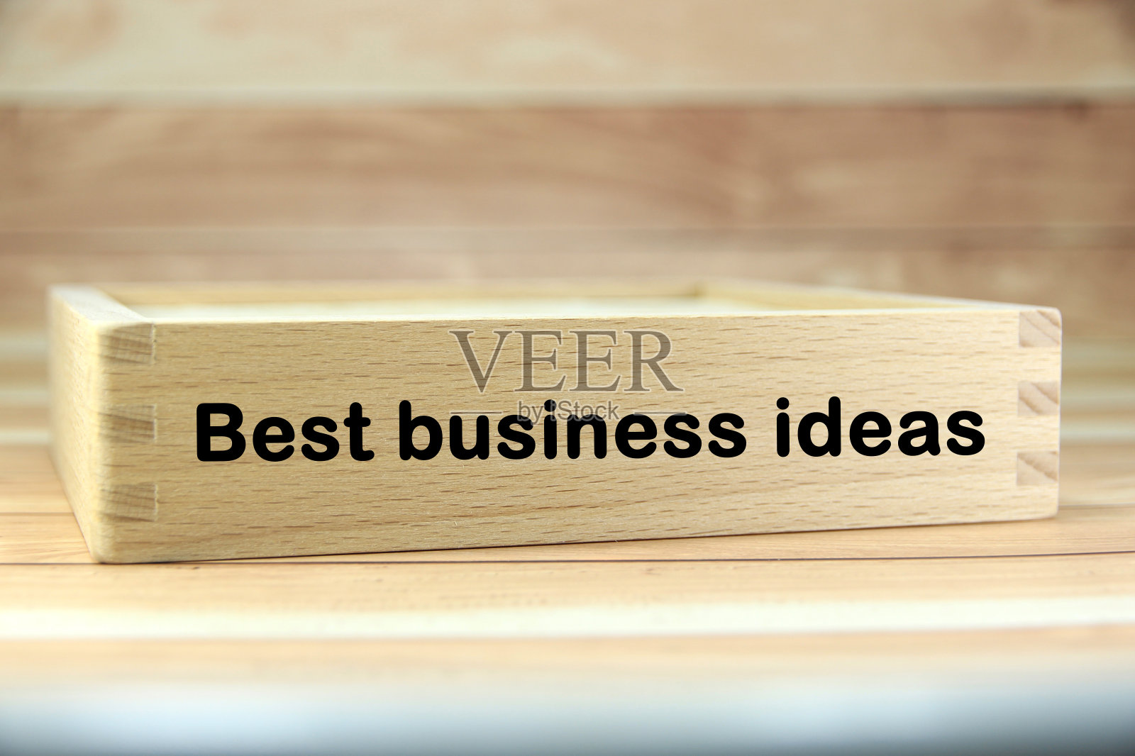 简短的英文字母或文本在木块与棕色背景。复制空间概念和选择重点。照片摄影图片