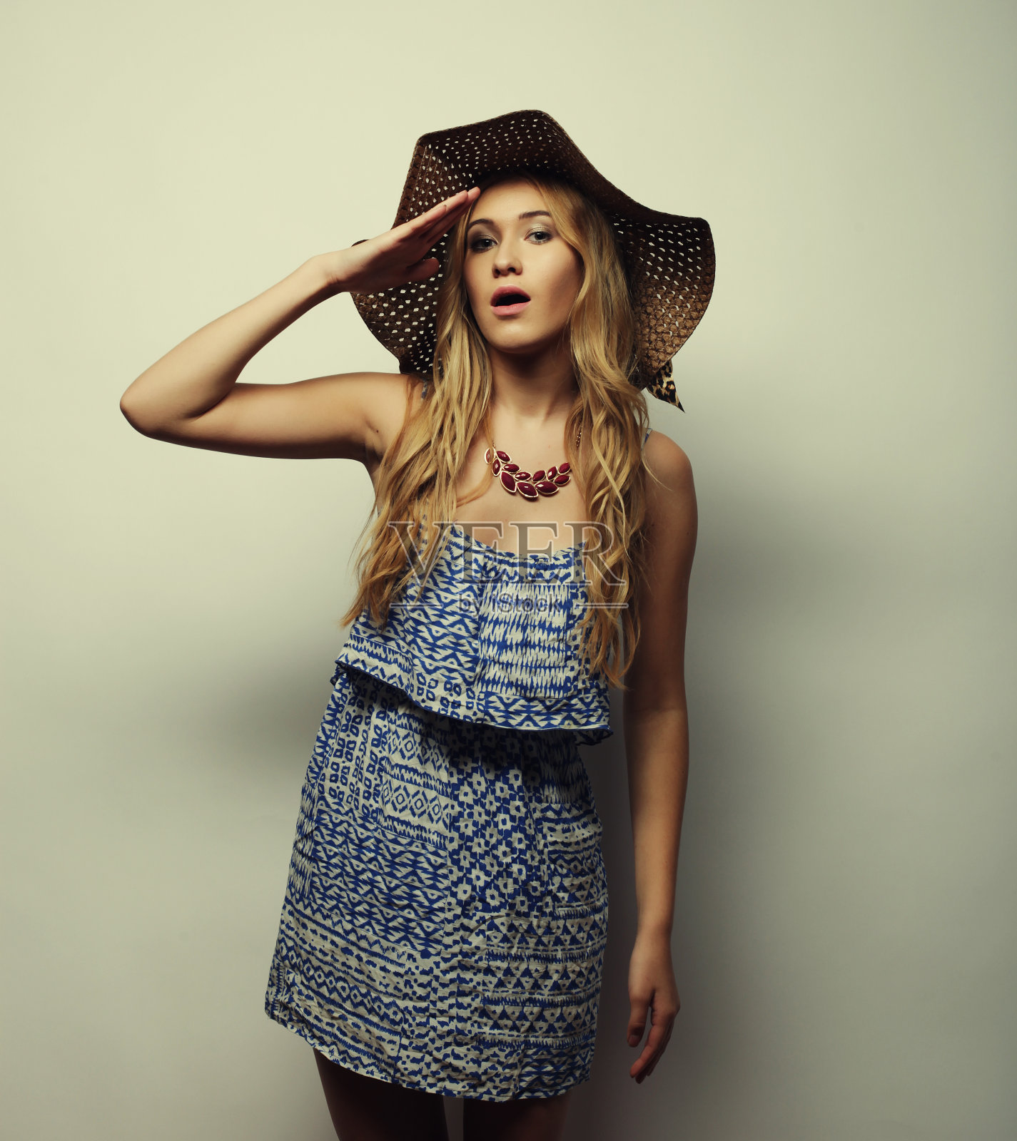 戴草帽的女人照片摄影图片