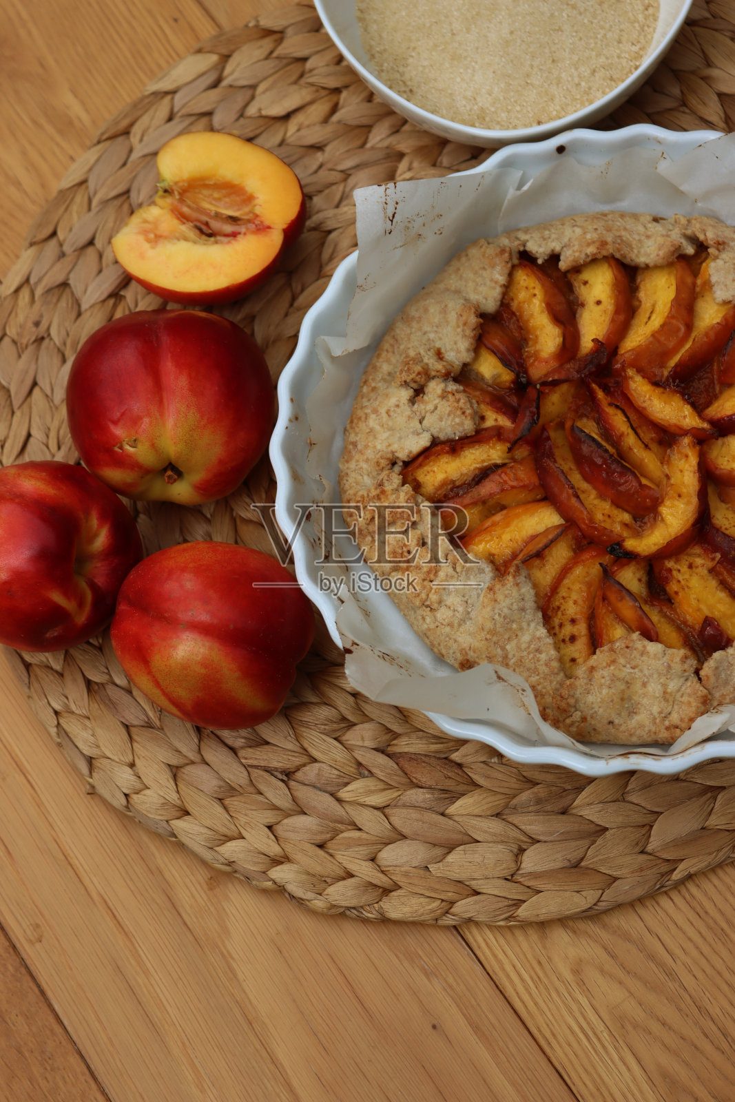 木桌上有桃子的自制煎蛋照片摄影图片