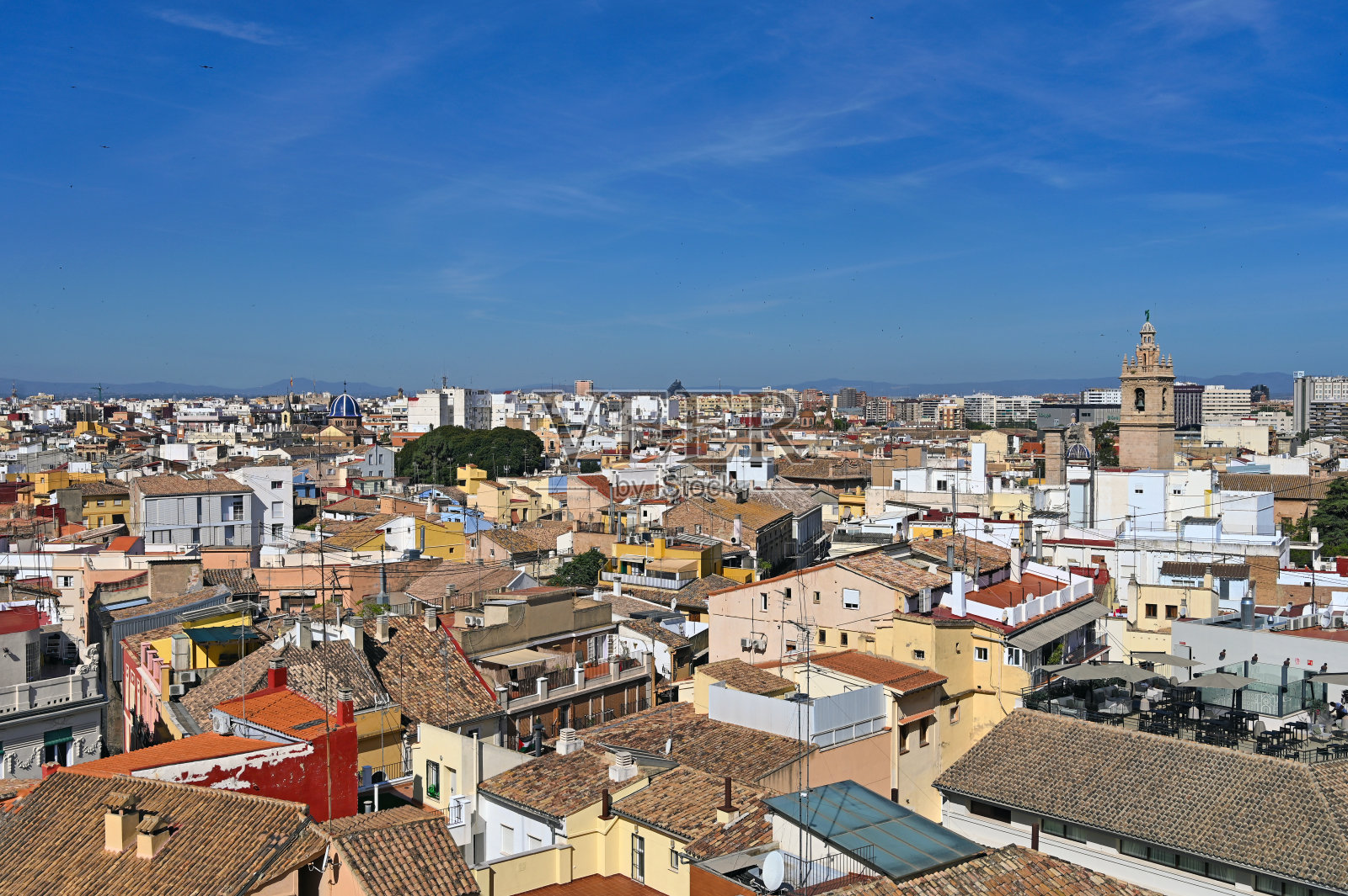 西班牙瓦伦西亚的老城,五颜六色的建筑和城市景观照片摄影图片