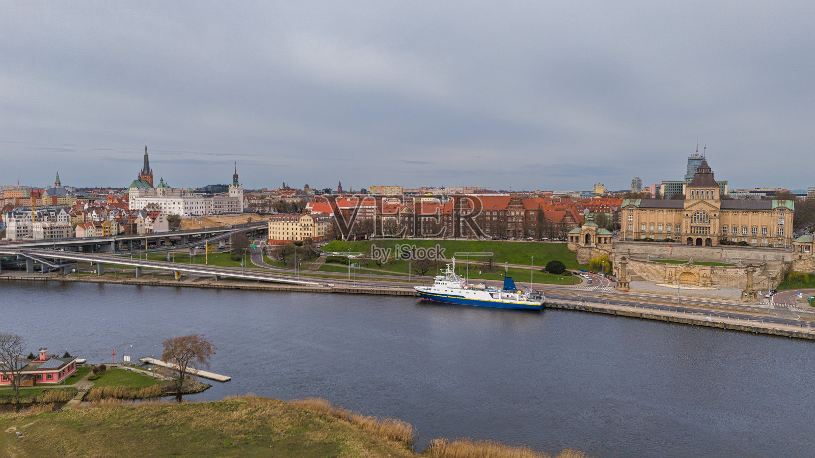 奥得河和波兰什切青市鸟瞰图照片摄影图片