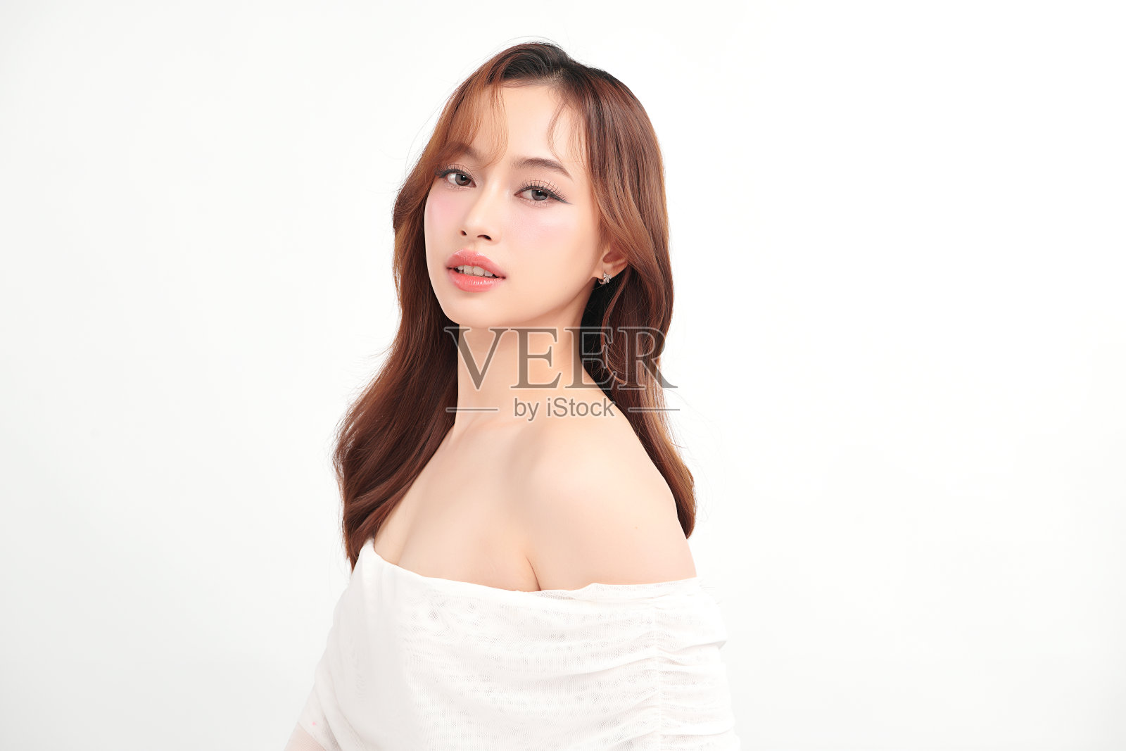 美丽年轻的亚洲女性,干净清新的皮肤在白色的背景,面部护理,面部护理,美容,美容和水疗,亚洲女性肖像。照片摄影图片