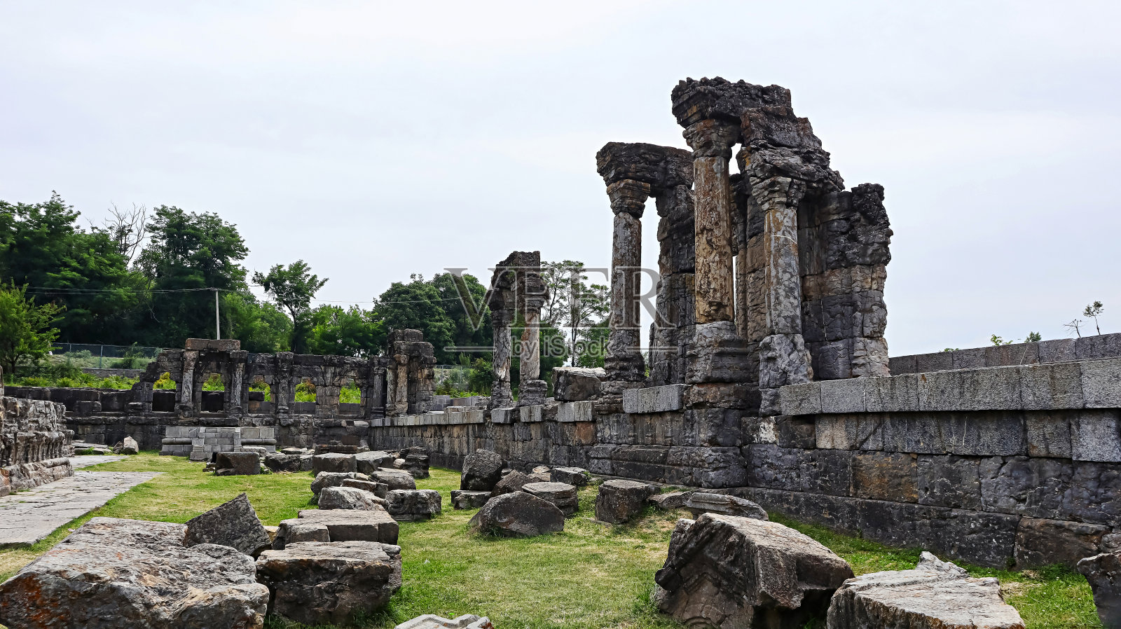 印度查谟和克什米尔,Anantnag, marand Sun temple神庙周围的废墟。照片摄影图片