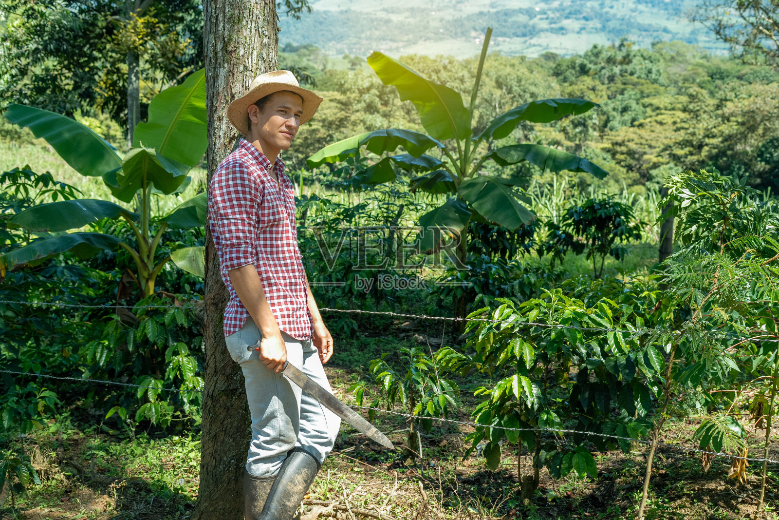 农场生活方式概念。年轻的农民准备开始使用他的工具。有事业心的成人照片摄影图片