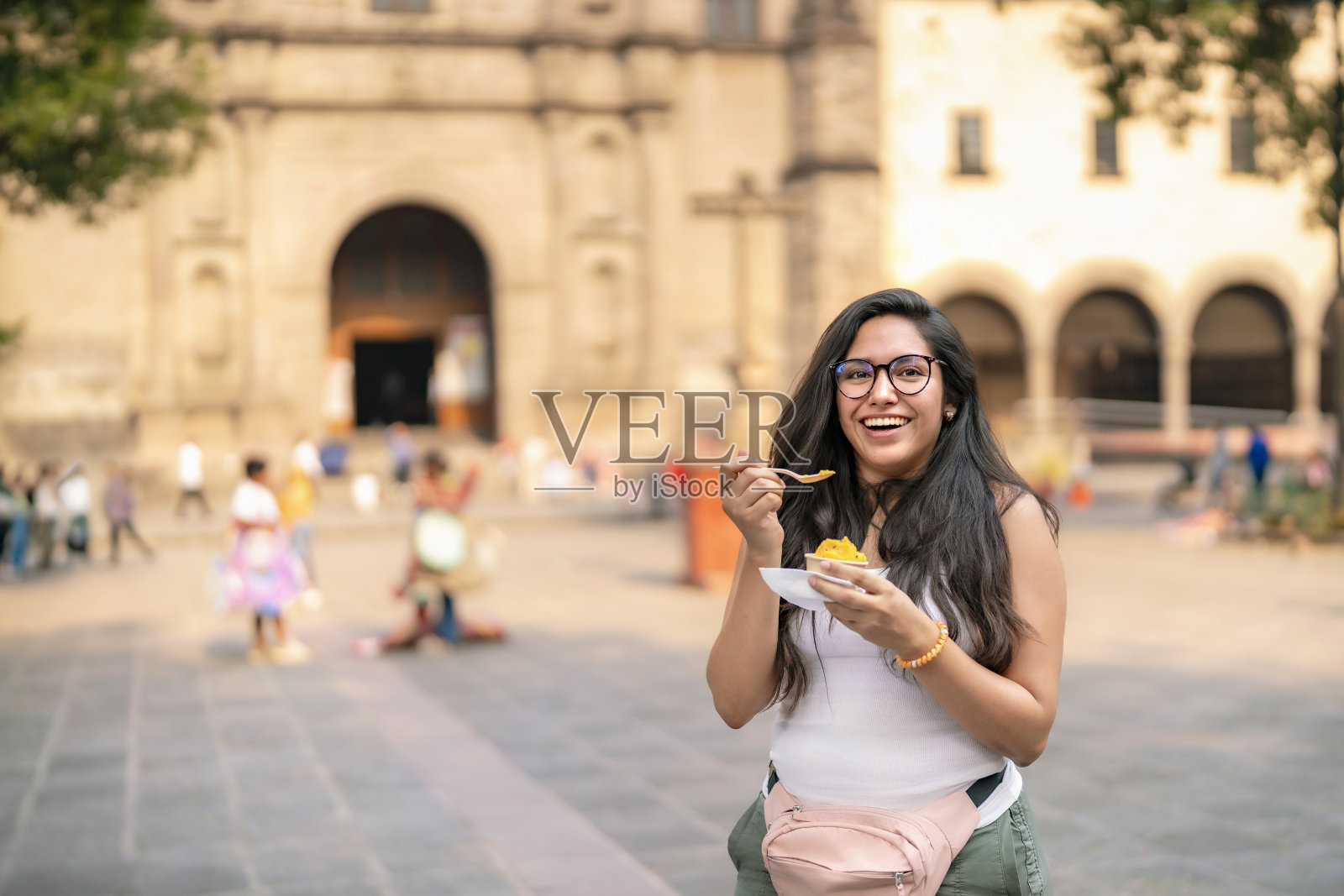 微笑的拉丁人在科约阿坎享受小吃照片摄影图片