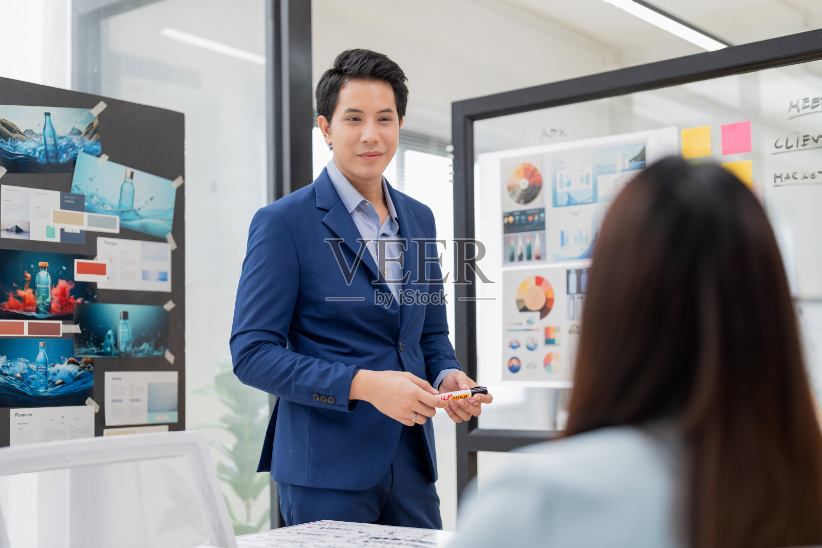 现代办公室的业务团队制定财务计划。专业人士在协作会议上讨论愿景和战略,重点是实现财务目标和公司发展照片摄影图片