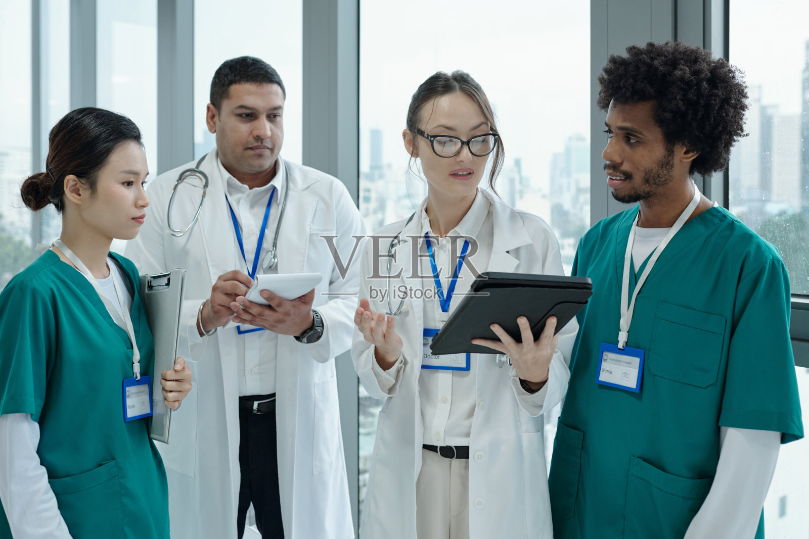 医生在工作中使用数字平板电脑照片摄影图片