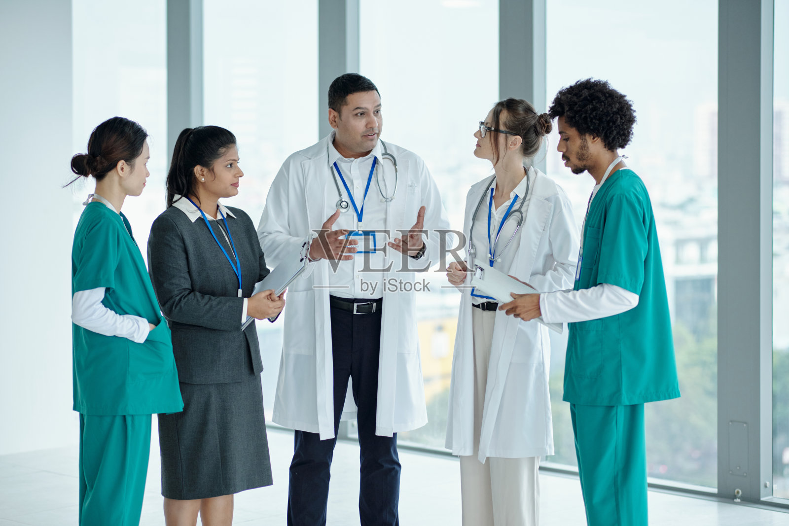 医生在团队中讨论诊断照片摄影图片