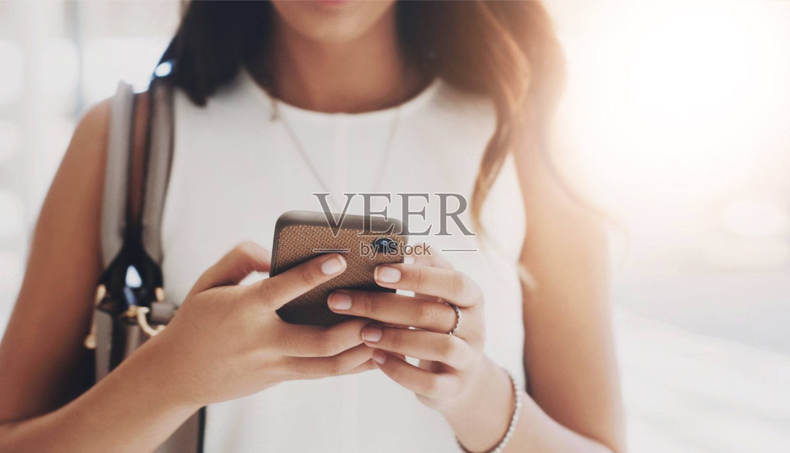 走路、发短信、手持手机的女性在城市中发出通知、信息或社交媒体。镜头光晕,在线和商务人士午休,滚动互联网或搜索镇上的餐馆照片摄影图片