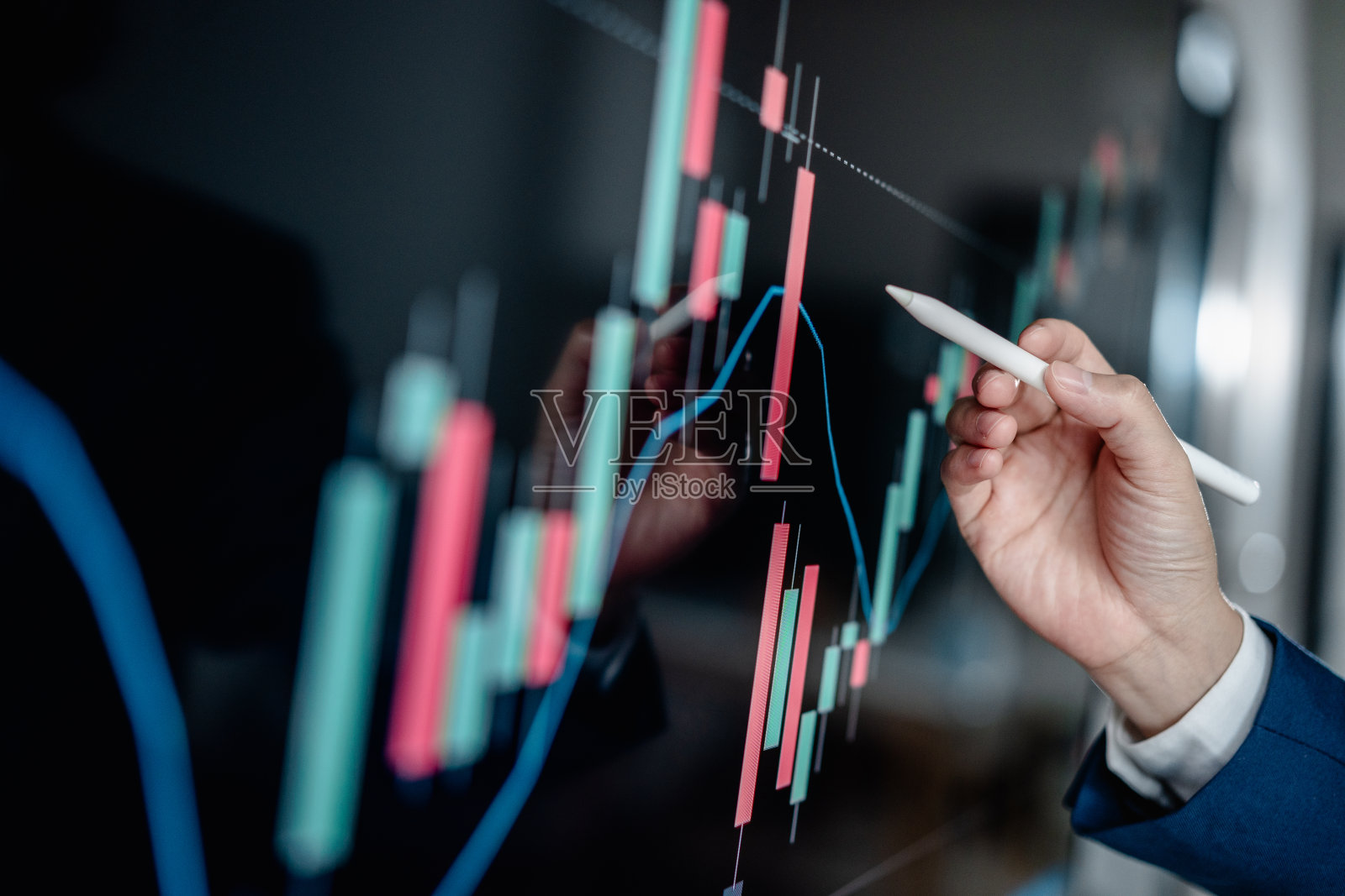 投资者通过监控屏幕分析图表数据股票市场指数,交易股票图表,规划投资获利,交易股票交易所市场和加密货币数据,理财。照片摄影图片