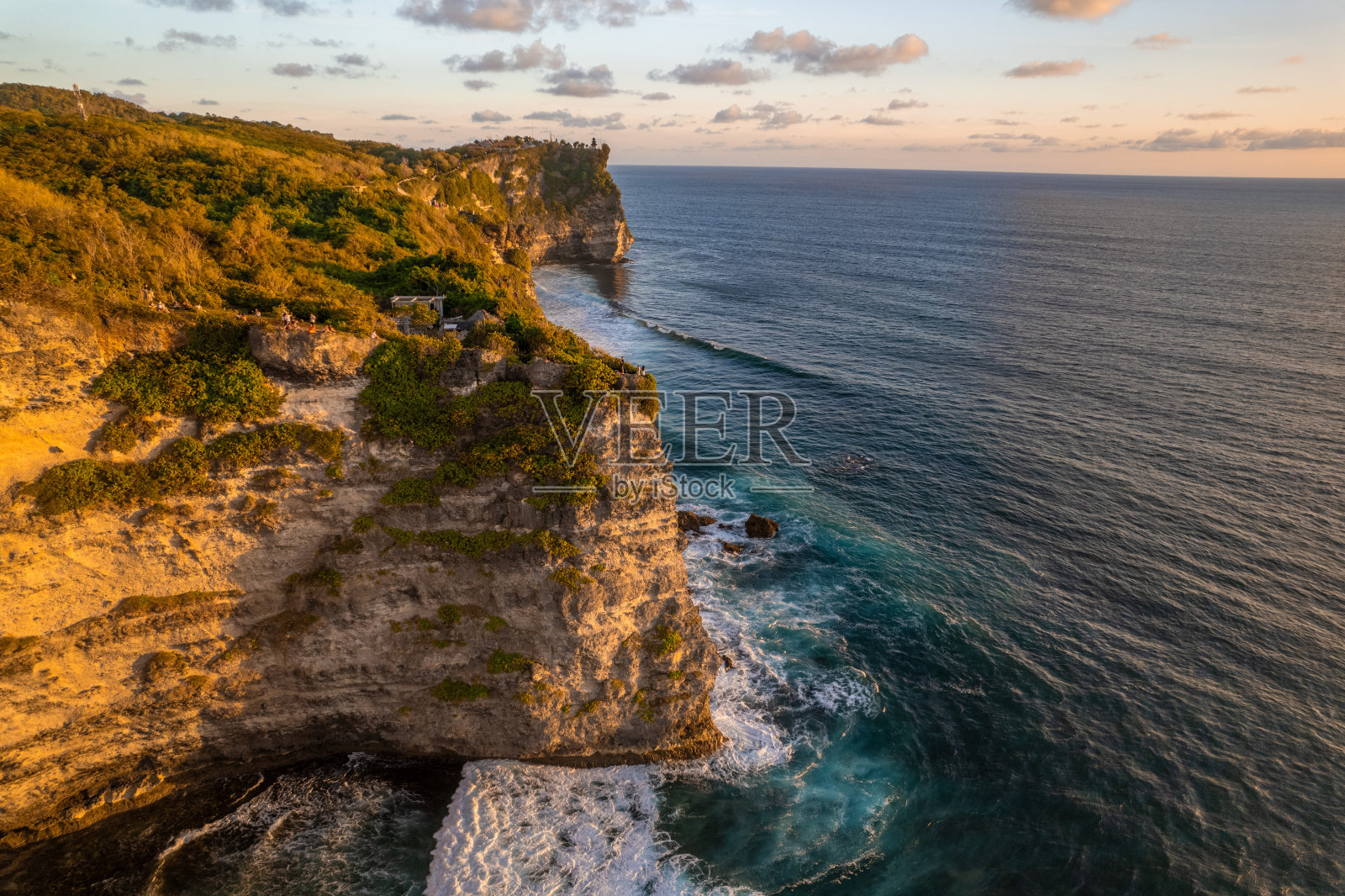 岩石悬崖海岸线和海洋,海,附近的乌鲁瓦图寺庙在巴厘岛,印度尼西亚照片摄影图片