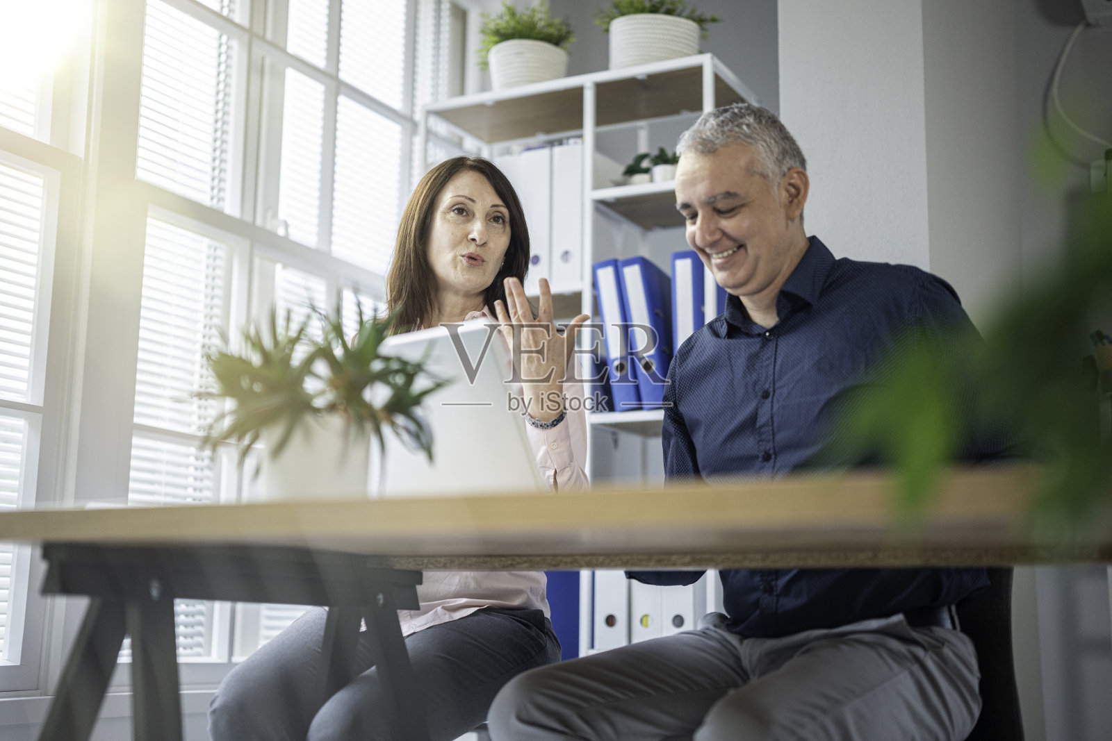 在可持续绿色办公室中工作的商务人士照片摄影图片